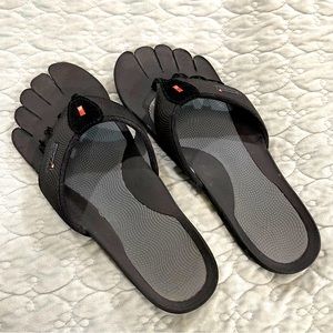 SAZZI Women’s Decimal Sandals-size 8, all 10 toes independently separated, black